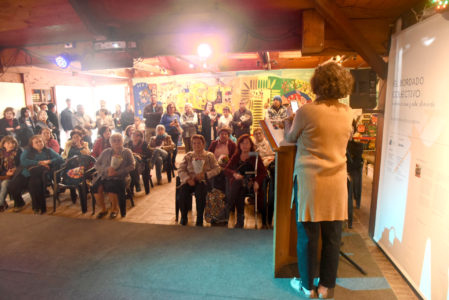 The Collective Embroidery Luz Marmentini, gestora de la muestra, presenta el Bordado Colectivo ante la comunidad en el Museo Casa de Pablo Neruda de Isla Negra