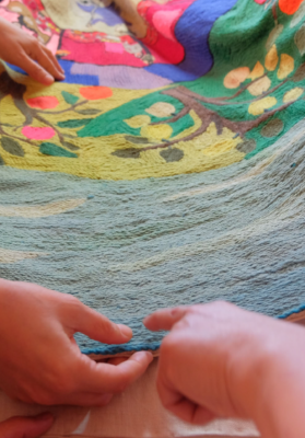 The Collective Embroidery Manos de restauradoras profesionales mostrando detalles técnicos de la obra después del proceso para su mejor conservación
