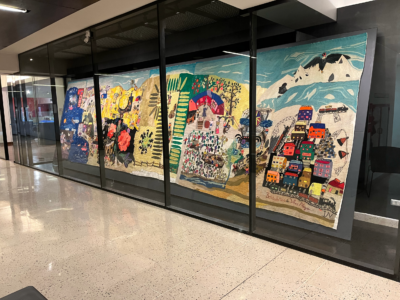 The Collective Embroidery Vista general del Bordado Colectivo exhibido en la vitrina exterior del Museo de Arte Popular Americano (MAPA) en el Centro GAM