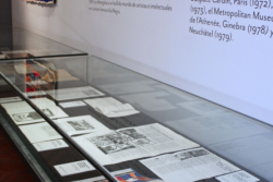 Bordar el Desborde Vitrina con archivo histórico e información de las Bordadoras de Isla Negra perteneciente a la Isla Negra Foundation