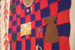 Bordar el Desborde Anverso de la obra El Almuerzo de Narcisa Catalán, parte de la colección de la Isla Negra Foundation en el MNBA