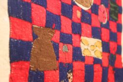 Bordar el Desborde Detalle del reverso de la obra El Almuerzo de la colección de la Isla Negra Foundation mostrando la técnica del bordado