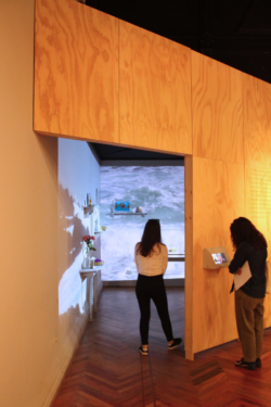 Bordar el Desborde Acceso a la sala audiovisual con proyecciones sobre la vida y el entorno de Isla Negra, realizado por Alma Rates