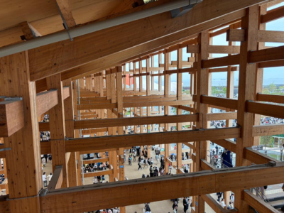 The Collective Embroidery Visitantes recorriendo el pabellón de Chile en la Expo Osaka 2025